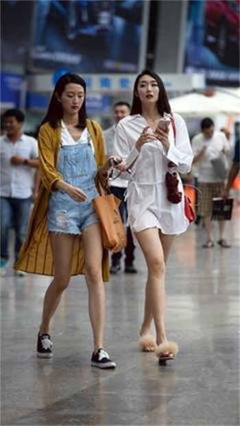 他的手探进她花蕊里