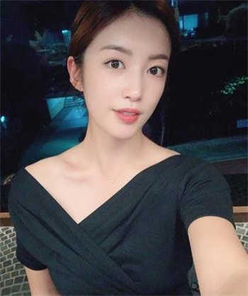 抖音女子裹着被子看光