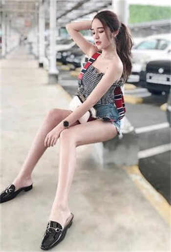 《被压制的男艺人》莞尔