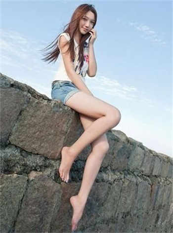 商务旅行戴女老的戴帽子
