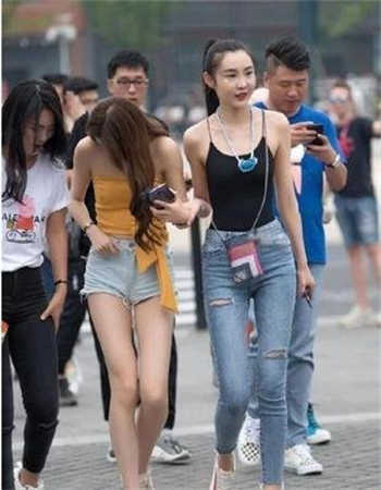 卖房销售和客户在阳台