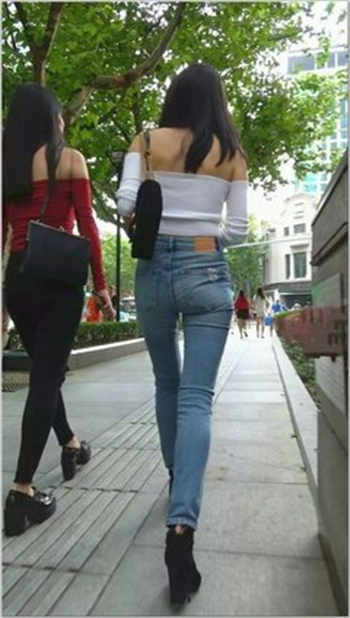 女的同时跟两个男的聊天