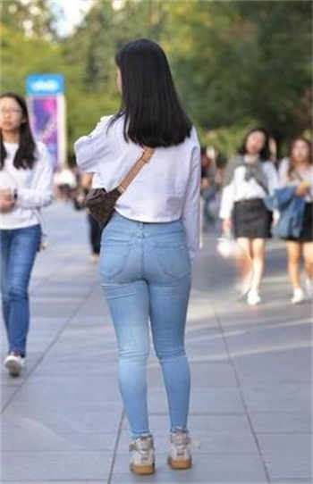 新娘和摄影师打扑克